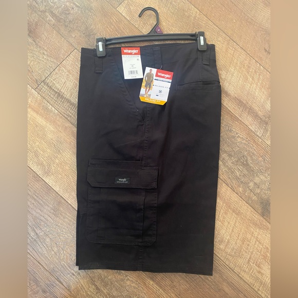 NWT Wrangler Black Five Star Relaxed Fit Black Cargo shorts - Picture 1 of 2